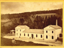 Widok na dom kuracyjny Ludwigsbad. Po lewej widoczna pijalnia , pierwowzór późniejszej budowli z halą spacerową. 1880 rok .-1